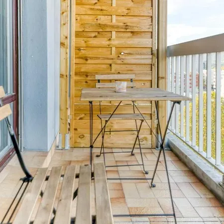 شقة Superbe : Parking Gratuit + Fibre Wifi + Balcon *